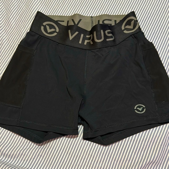 Virus short - Picture 1 of 4